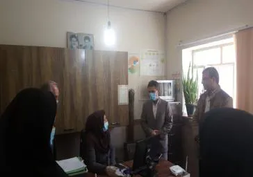 رئیس دانشکده با حضور در جمع خانواده بهداشت از زحمات آنها در مقابله با کرونا قدردانی کرد