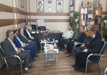 رئیس دانشکده در دیدار با فرمانده نیروی انتظامی شهرستان از تلاش های مجموعه ی نیروی انتظامی قدردانی کرد