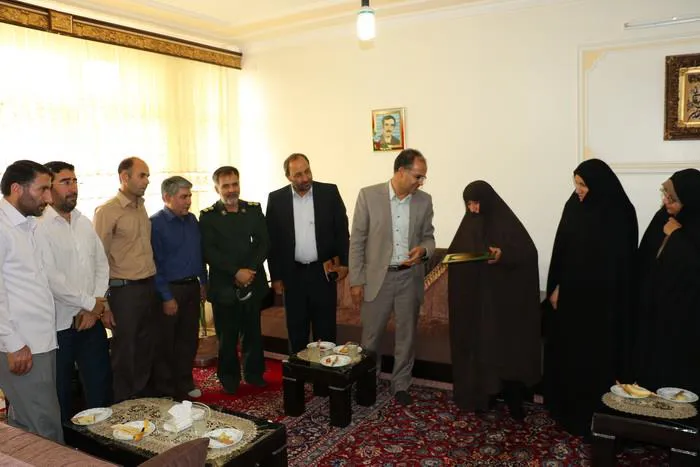 به مناسبت هفته دولت/دیدار سرپرست دانشکده با خانواده ی شهدا و ایثارگران