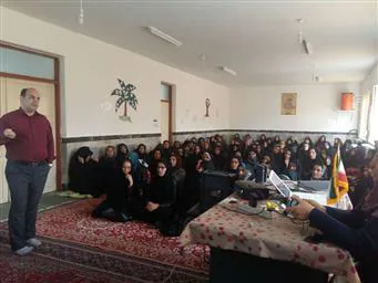 برگزاری جلسه آموزشی با موضوع آمادگی خانوارها در برابر بلایا برای والدین دانش آموزان مدرسه دخترانه فارابی
