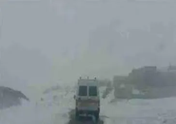 نجات جان مادر باردار پرخطر گرفتار در برف