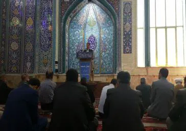 رئیس دانشکده پیش از خطبه های نماز جمعه مراغه سخنرانی کرد